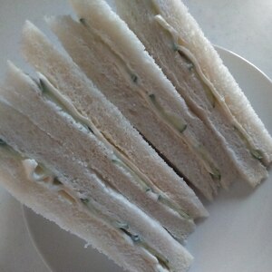 チーズときゅうりのサンドイッチ